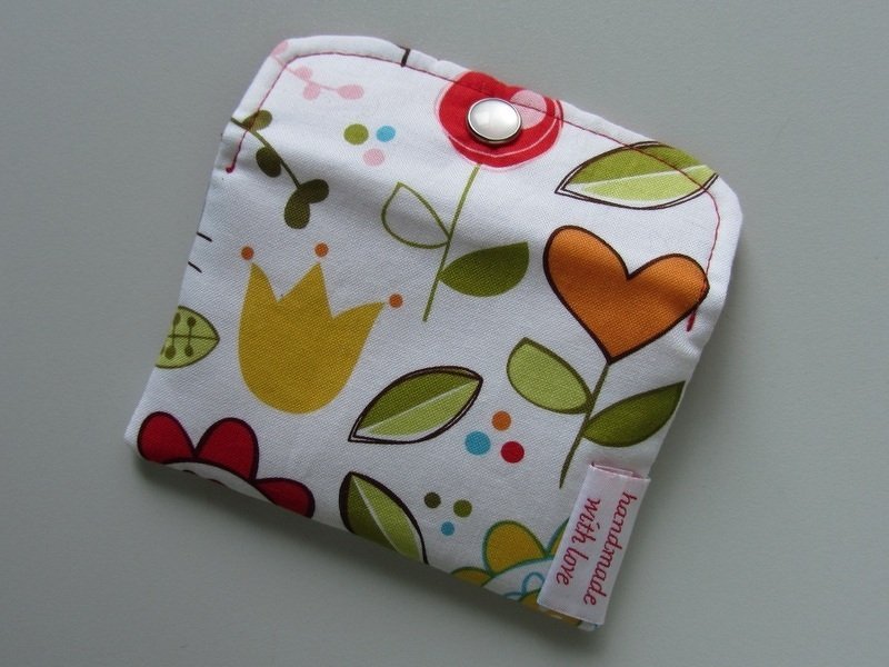 kleine Stoff-Geldbörse mit buntem Blumen- und Herzmuster und Druckknopfverschluss