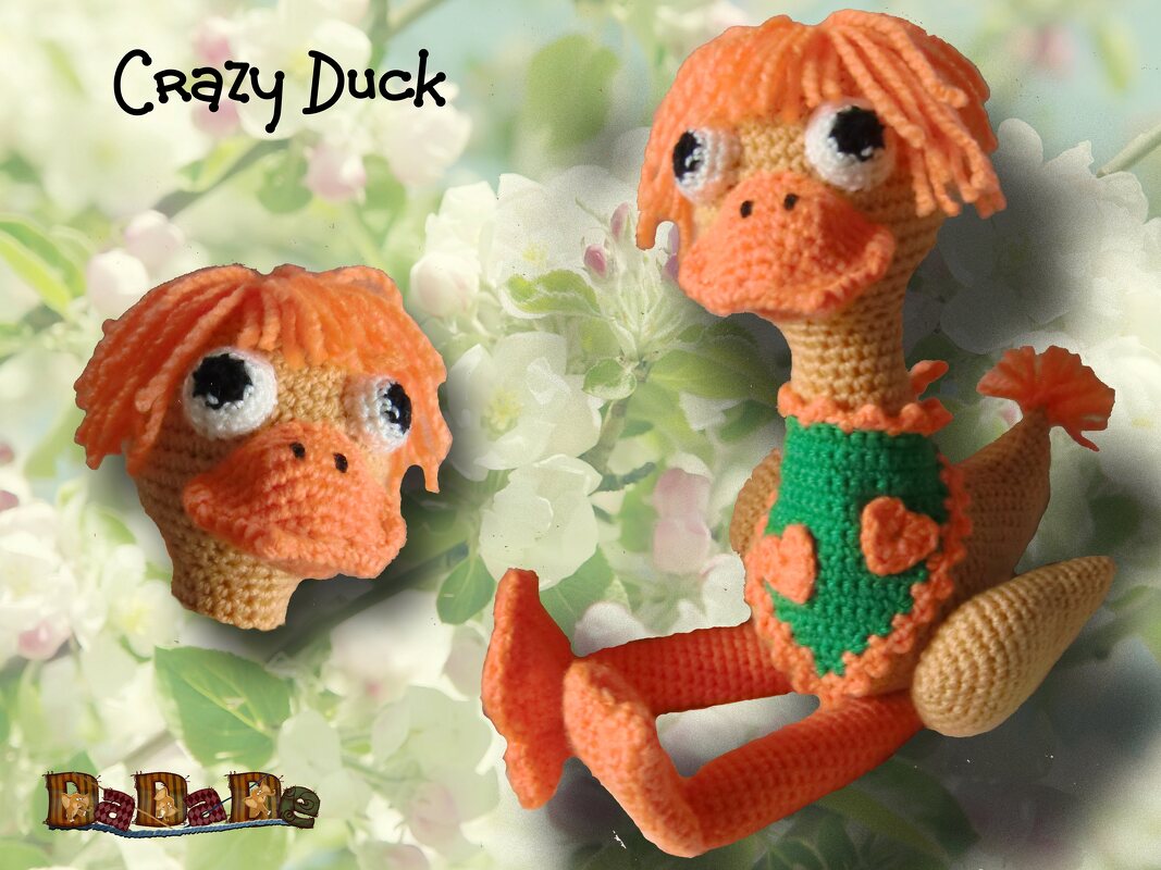 Gehäkelte Amigurumi‑Ente mit orangefarbenem Haarschopf und grünem Lätzchen, sitzende Figur und separater Entenkopf als Detail.