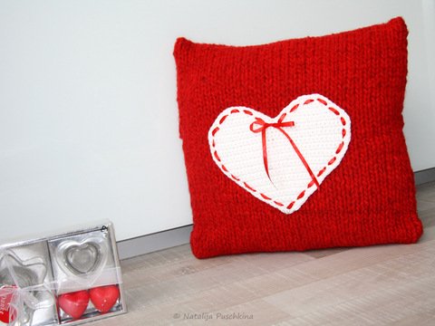 Kissenbezug mit Herz: Häkel- und Strickanleitung für Anfänger