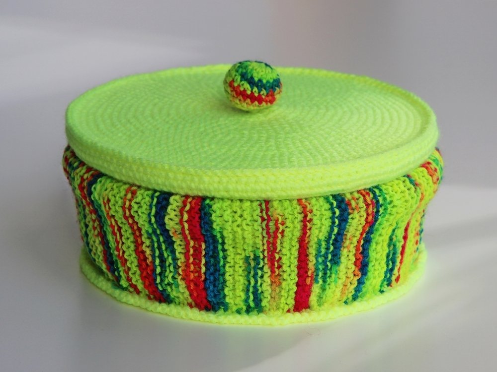Rundes gehäkeltes Utensilo mit Deckel in Neon und bunten Streifen