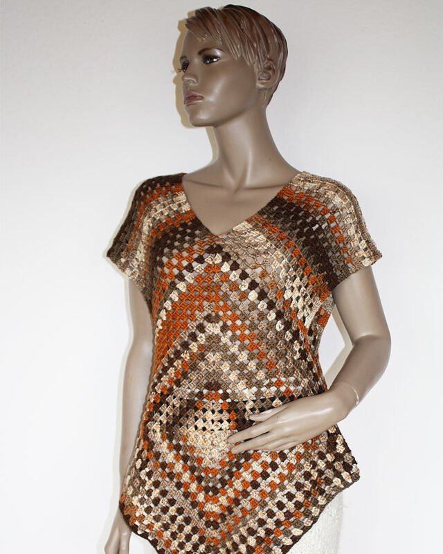 Gehäkelte Kurzarm-Tunika aus diagonalen Granny-Quadraten in Braun- und Orangetönen auf Mannequin