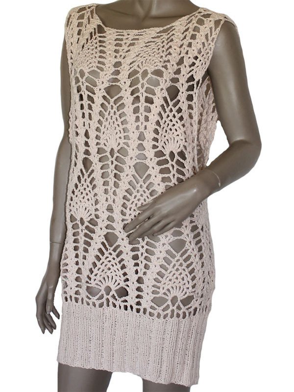 Ärmelloses hellbeiges gehäkeltes Damenkleid auf Schaufensterpuppe mit Fächer-Ajour-Motiv und geripptem Saum