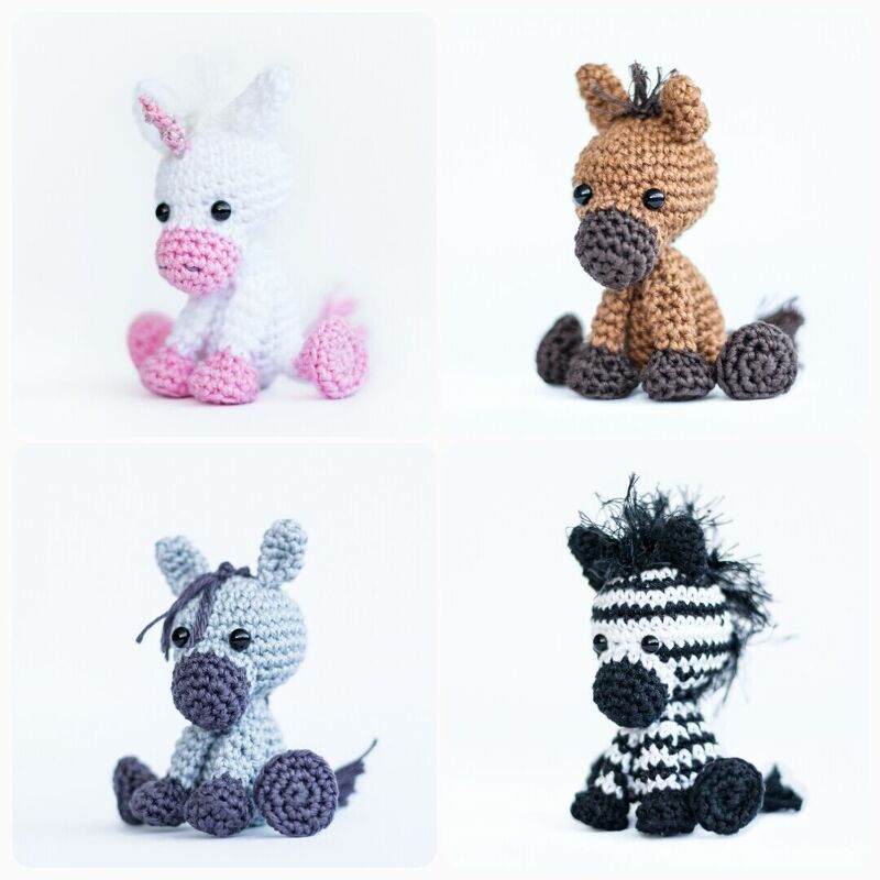 Vier sitzende Amigurumi-Tiere: Einhorn, Pferd, Esel und Zebra, gehäkelt.