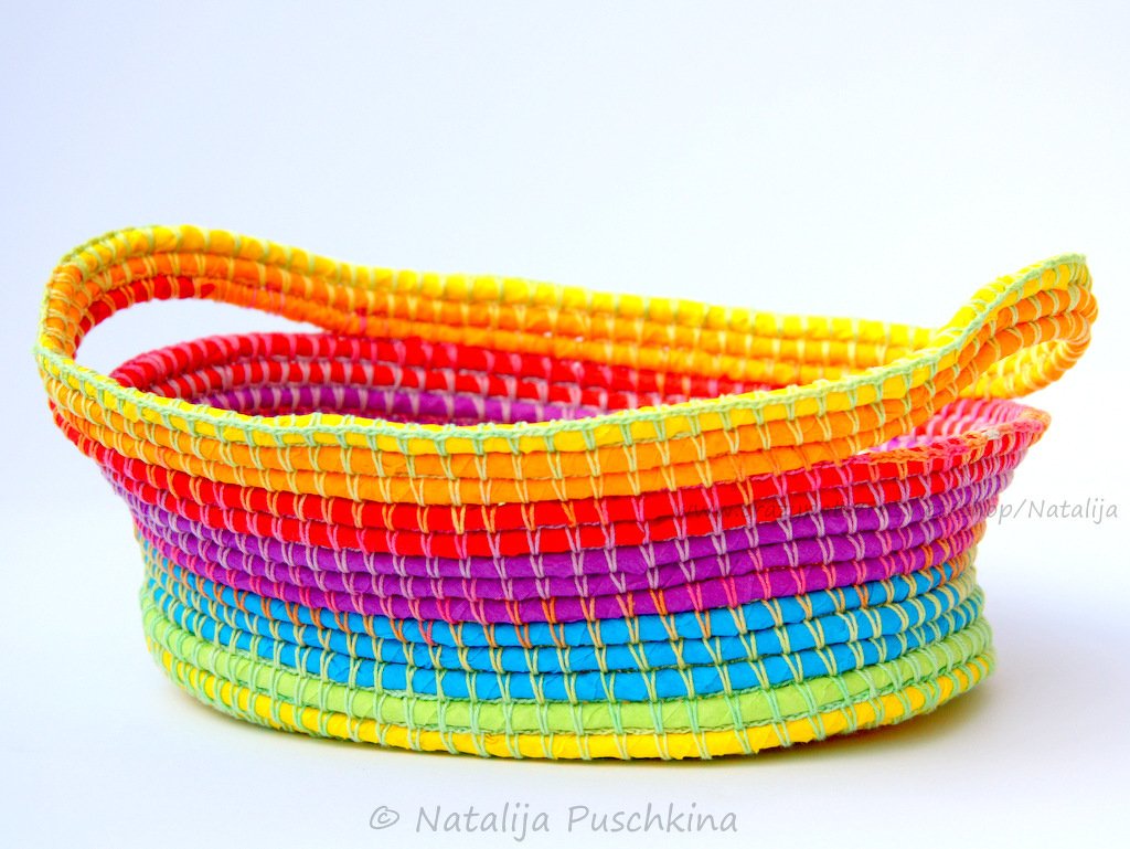 Ovaler gehäkelter Korb mit regenbogenfarbenen Streifen und umgeschlagenem Rand