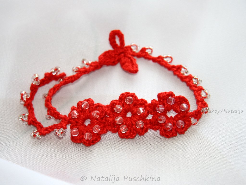 rotes gehäkeltes Armband mit drei Blüten und klaren Perlen, Schlaufenverschluss