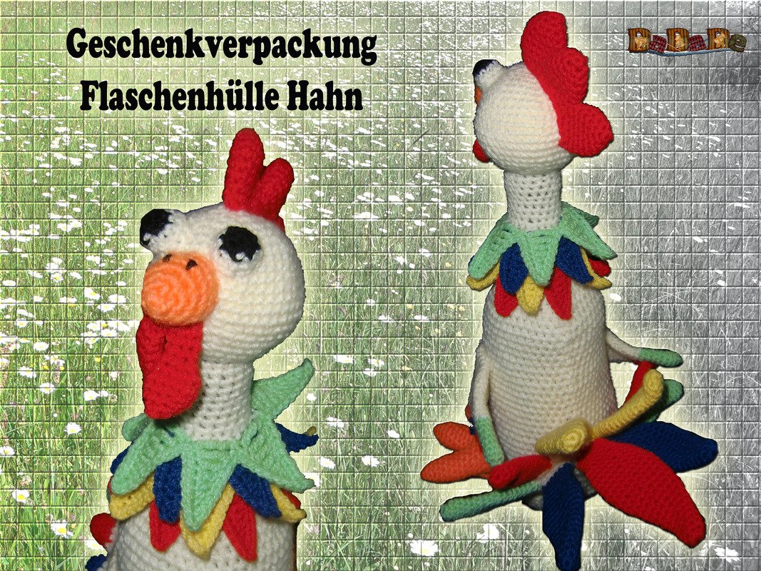 Gehäkelte Flaschenhülle in Hahnenform mit rotem Kamm, orangefarbenem Schnabel und mehrfarbigen Federblättern; Vorder- und Rückansicht