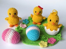 Osterküken auf blühender Wiese Häkelanleitung