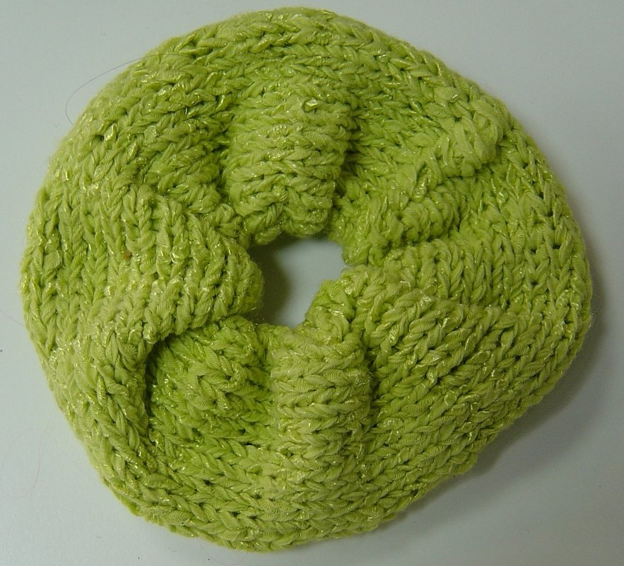 limettengrüner gestrickter Loop-Schal, rund gelegt, grobes Maschenmuster mit Glanzfäden