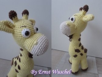 Gelbe gehäkelte Amigurumi-Giraffe mit braunen Flecken und weißem Maul