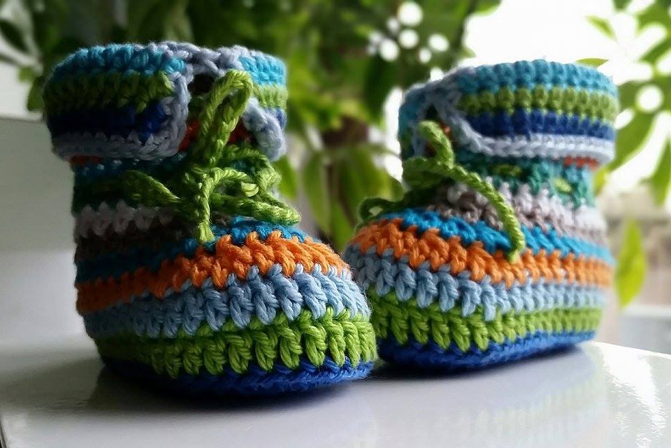 Detailaufnahme gehäkelter Babyschuhe mit Streifen, hohem Schaft und Schnürung