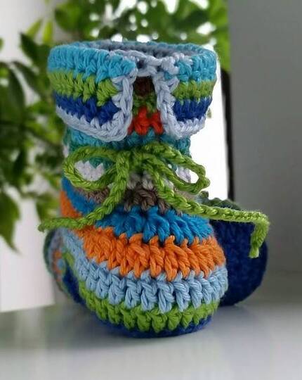 Anleitung für bunte Babybooties - Häkelschühchen - perfekt für Wollreste 