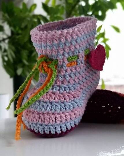 Anleitung für bunte Babybooties - Häkelschühchen - perfekt für Wollreste 
