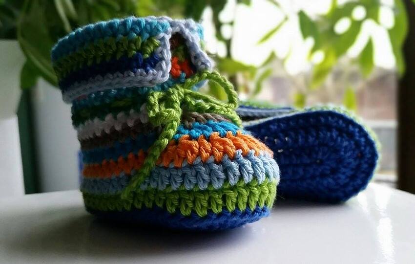 Anleitung für bunte Babybooties - Häkelschühchen - perfekt für Wollreste 