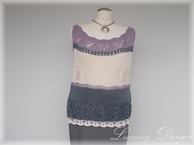 Gestricktes ärmelloses Damen-Top in Lila, Creme und Grau auf Schneiderpuppe