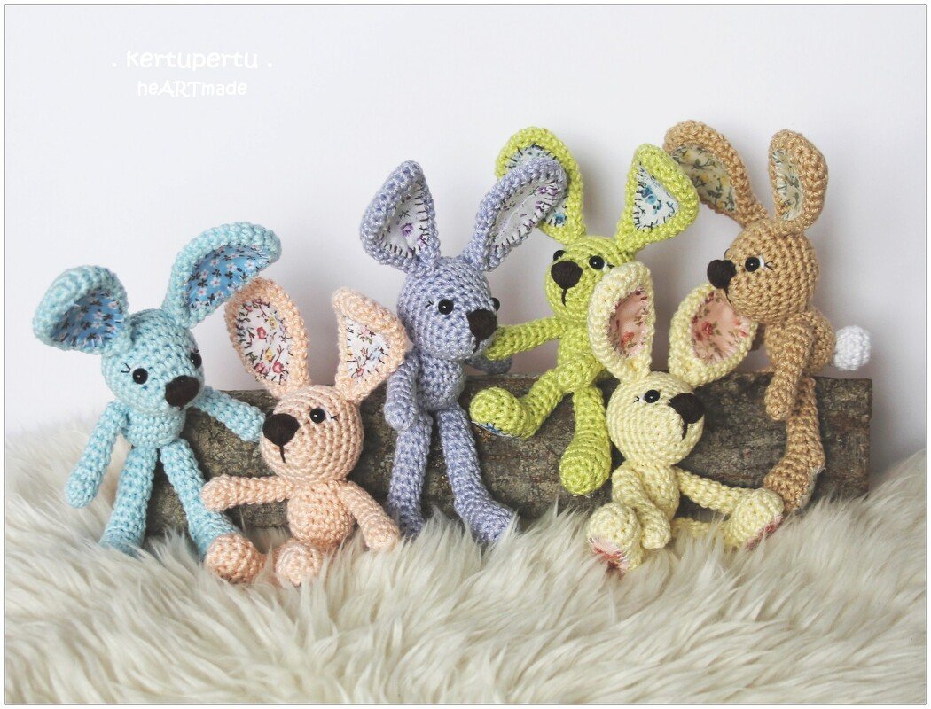 Sechs gehäkelte Amigurumi-Hasen in Pastell mit sichtbarem Stofffutter in den Ohren