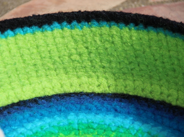 Kleiner bunter Katzenkorb - Häkel-Filz-Anleitung