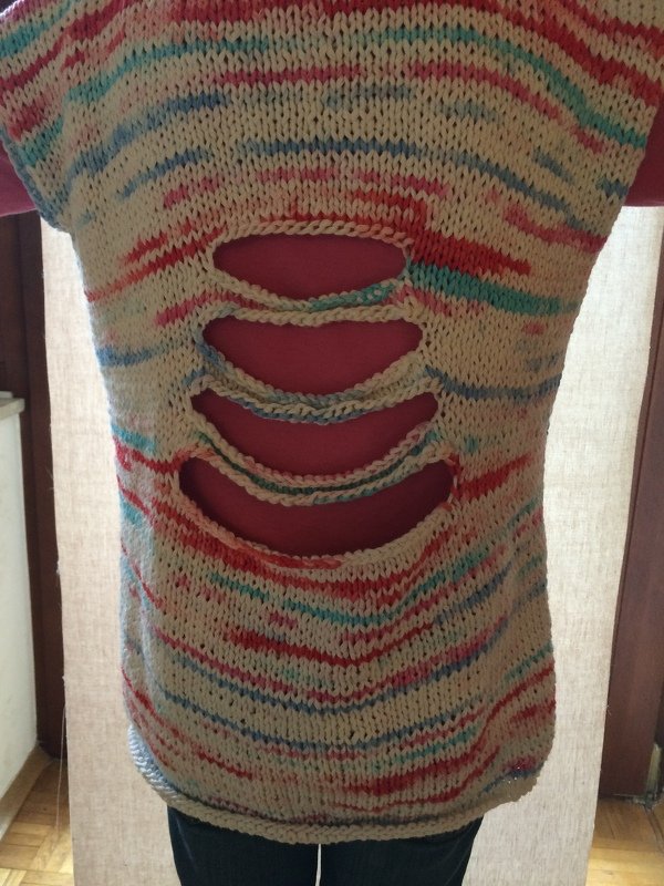 Gestrickter Kinderpullover mit offenen Reihen am Rücken, Rückansicht