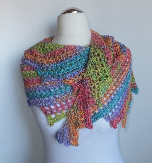 Bunter Drachenschwanz-Häkelschal auf weißer Schaufensterpuppe