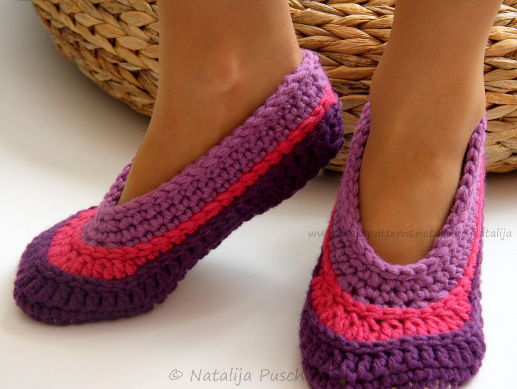 Gehäkelte Ballerina-Hausschuhe mit violetten und pinken Streifen, getragen