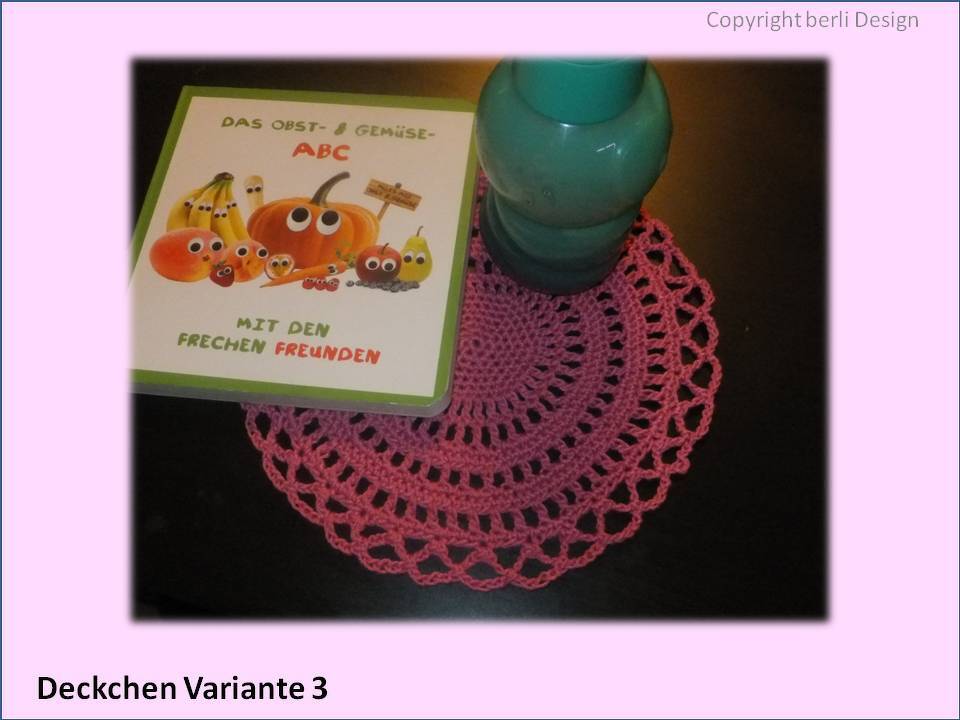 Rundes pinkes Häkeldeckchen mit Spitzrand unter einer türkisfarbenen Vase