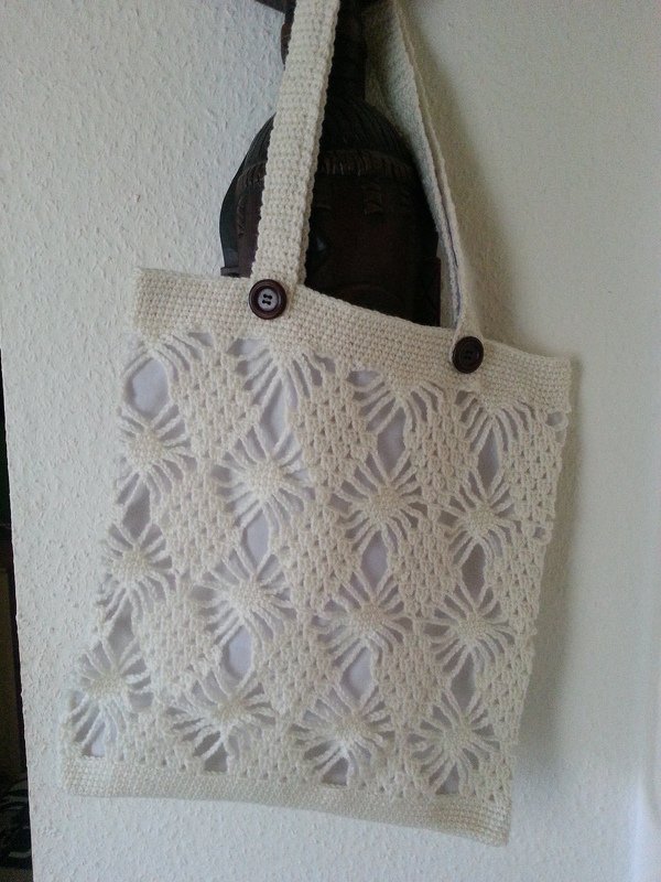 Cremefarbene gehäkelte Umhängetasche mit Stern- und Blüten-Lochmuster und weißem Futter
