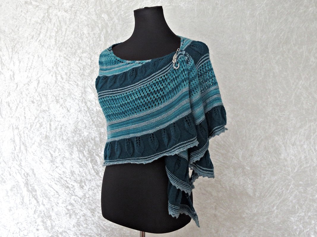Gestricktes Halbrundtuch in Türkisblau mit Streifen, Lochmuster und Brosche