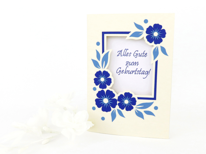 Geburtstagskarte in Naturweiß und Blau – Bastelanleitung und Vorlagen