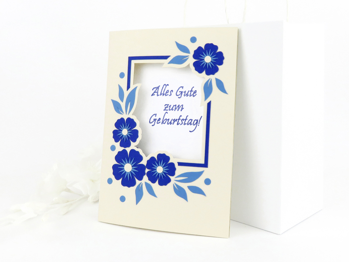Geburtstagskarte in Naturweiß und Blau – Bastelanleitung und Vorlagen