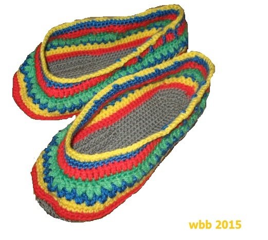 Gehäkelte Damenslipper mit bunten Streifen und grauer Innensohle