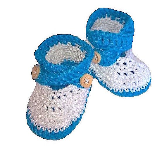 Gehäkelte Babyschuhe weiß und blau mit Holzknöpfen