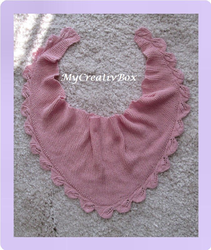 Rosa Dreieckstuch mit gewellter Muschelkante auf hellem Untergrund