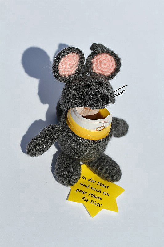 Dunkelgraue gehäkelte Amigurumi-Maus mit rosa Ohren und gelbem Sternanhänger
