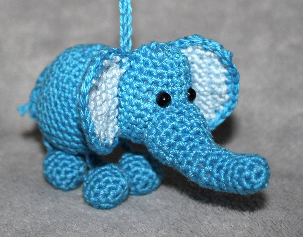 Blauer gehäkelter Amigurumi-Elefant mit Hängekordel und schwarzen Augen