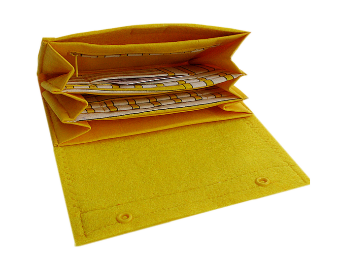 Offenes gelbes Filz-Portemonnaie mit mehreren Fächern und Druckknöpfen
