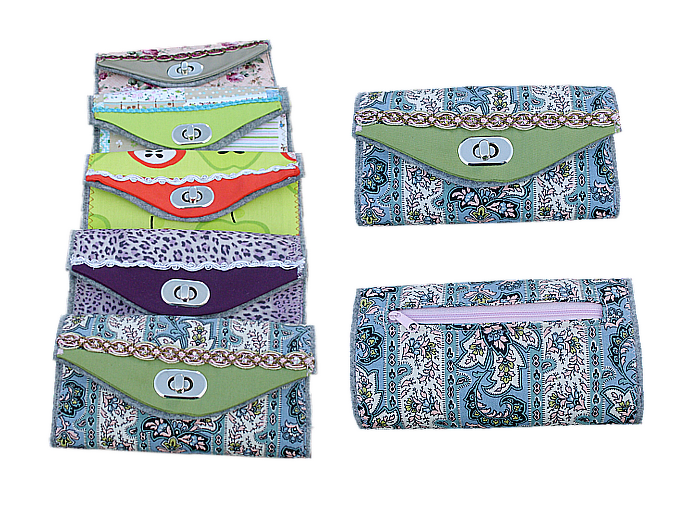 Mehrere gemusterte Stoffgeldbörsen mit ovalen Drehverschlüssen und einem sichtbaren Reißverschlussfach