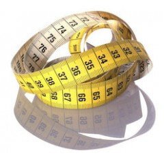 Geschlungenes gelbes Maßband mit Zentimeter-Skala