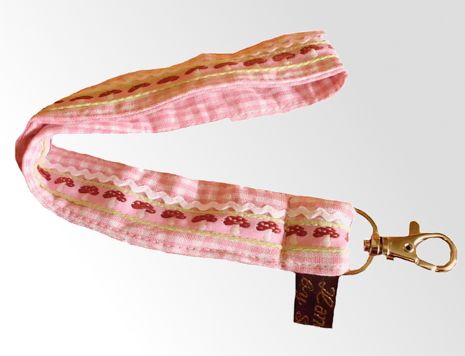 rosa Stoffschlüsselband mit Pilzmuster und Metallkarabiner