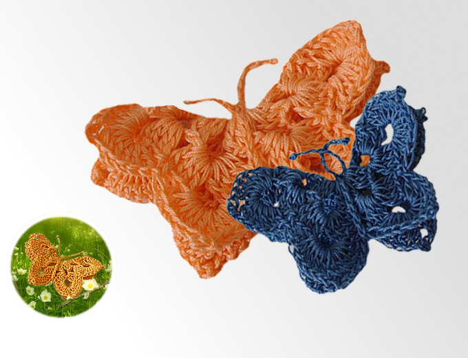 Zwei gehäkelte Schmetterlings-Applikationen in Orange und Blau auf hellem Hintergrund
