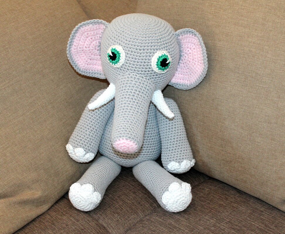 Gehäkelter grauer Amigurumi-Elefant, frontale Detailansicht