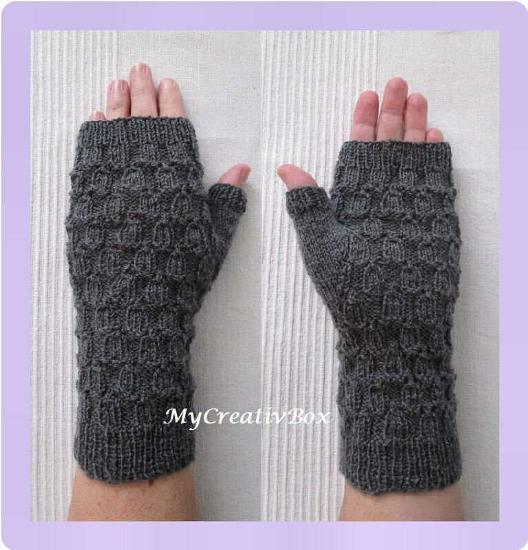 Gestrickte graue fingerlose Armstulpen mit Daumenöffnung und erhabenem Strukturmuster, Vorder- und Rückansicht