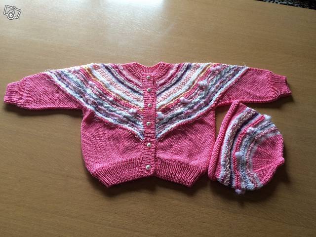 Rosa gestrickte Babyjacke mit Knopfleiste und passender Mütze