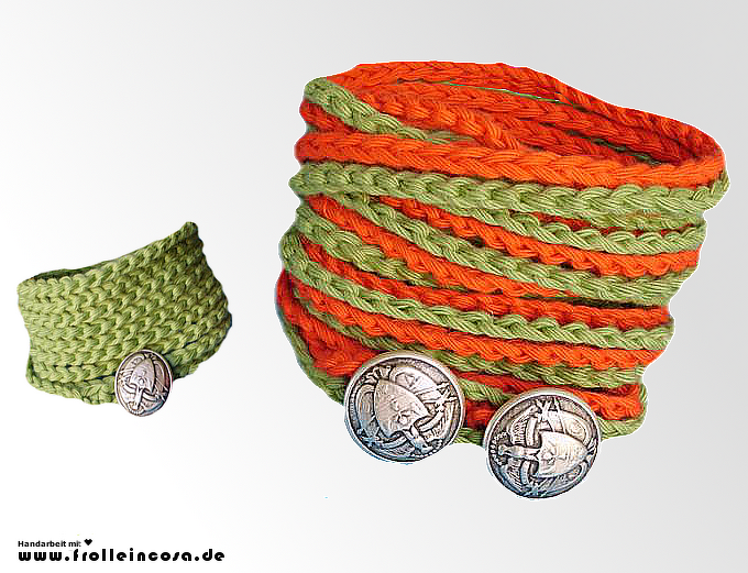 Grün‑orange gehäkelte Armbänder mit Rippenstruktur und Metallknöpfen