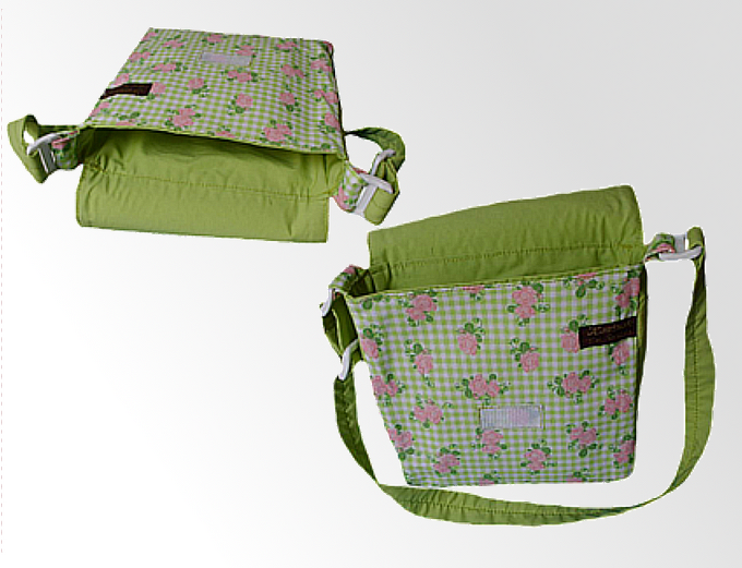 Zwei Ansichten einer grünen Kindergartentasche mit Klappe aus grün-weißem Vichy-Karo und rosa Rosenprint, offen und geschlossen.