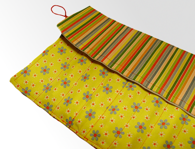 Gesteppte Utensilo-Tasche mit gelbem Blumenstoff, gestreifter Klappe und roter Schlaufe