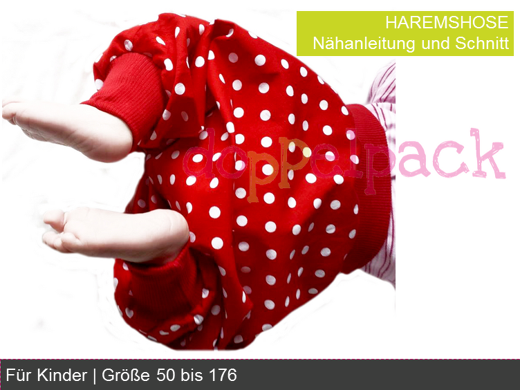 Beine eines Kindes in roter Haremshose mit weißen Punkten und roten Bündchen vor hellem Hintergrund
