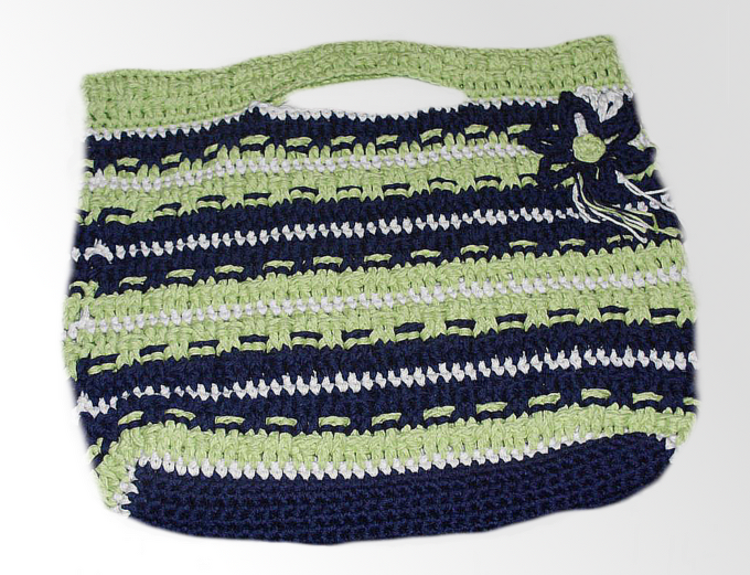 Gehäkelte gestreifte Shopper-Tasche in Grün, Dunkelblau und Weiß mit eingearbeitetem Griff und Blumenapplikation