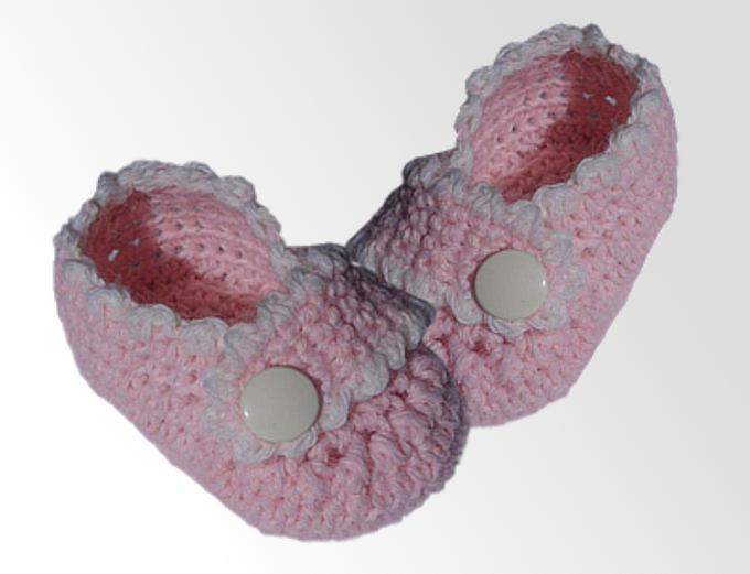 Rosa gehäkelte Baby-Booties mit Knopfverschluss und weißer Kante