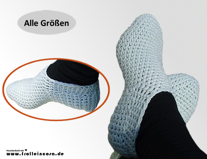 Hellblaue gehäkelte Pantoffeln an Füßen mit schwarzen Strümpfen; Draufsicht und Seitenansicht.