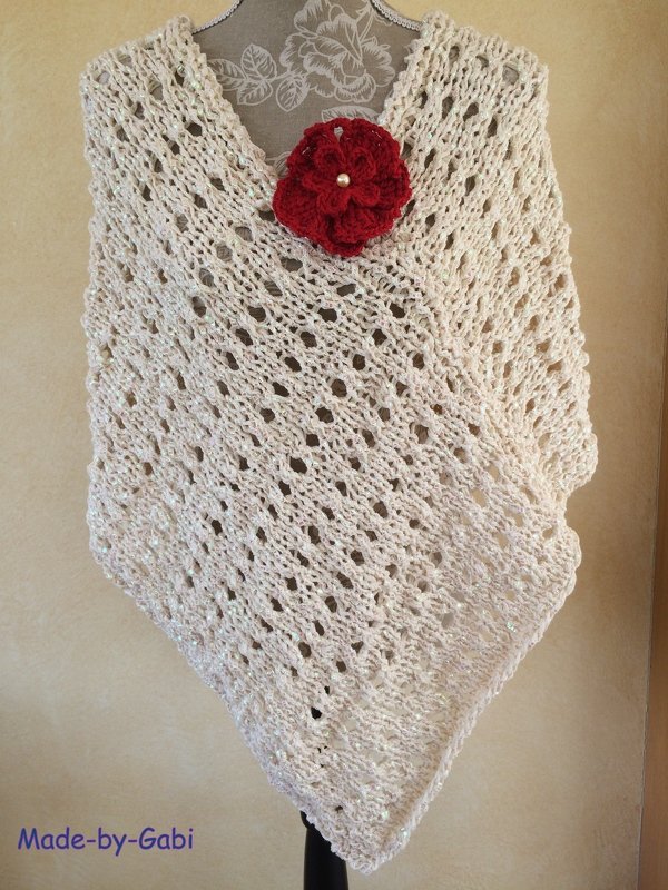 Offwhite gestrickter Poncho mit V‑Ausschnitt, Lochmuster und roter Häkelblüte mit Perlen