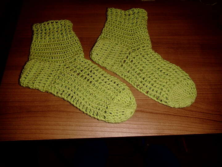 grüne Häkelsocken mit Lochmuster